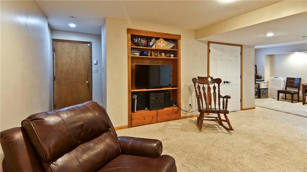 217 NE Bridgeport Court — photo 29