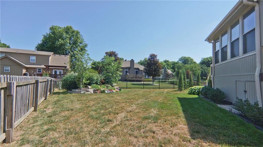 217 NE Bridgeport Court — photo 30