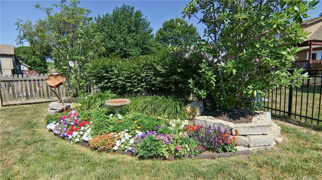 217 NE Bridgeport Court — photo 34