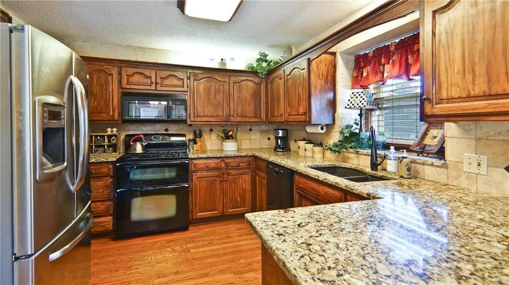 217 NE Bridgeport Court — photo 6