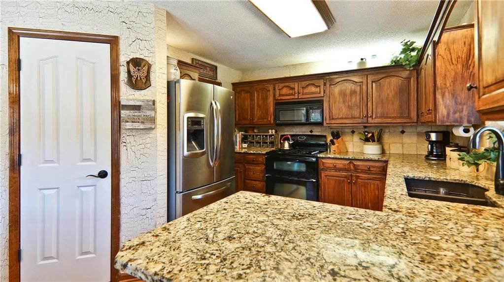 217 NE Bridgeport Court — photo 8