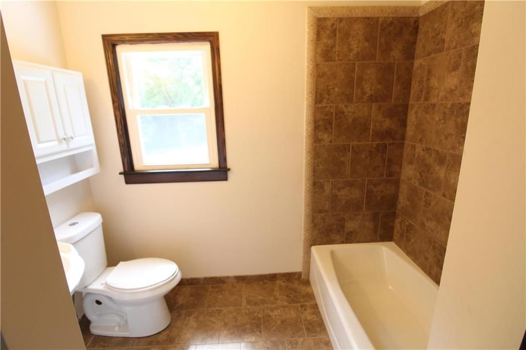 523 E Walnut Street — photo 47