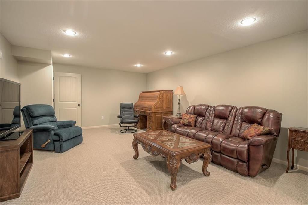140 N Pear Street — photo 24
