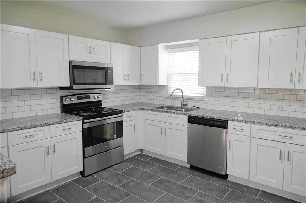 8022 England Street — photo 6