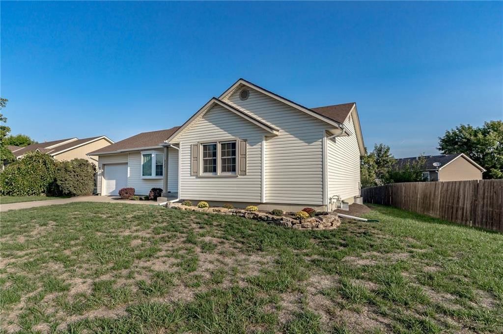 322 E Colleen Drive — photo 2