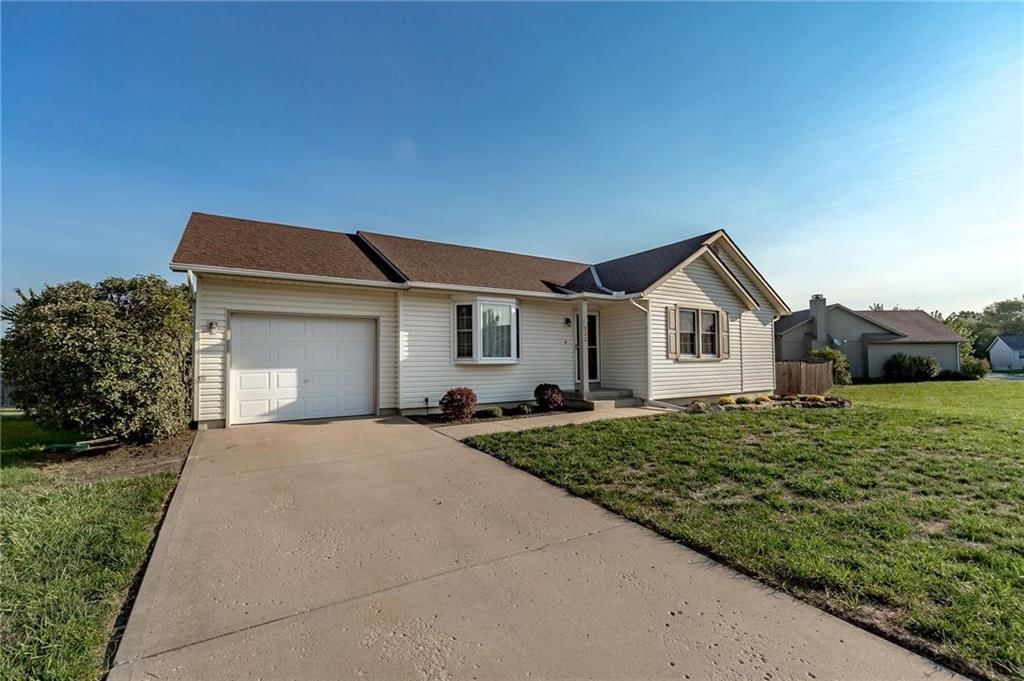 322 E Colleen Drive — photo 3