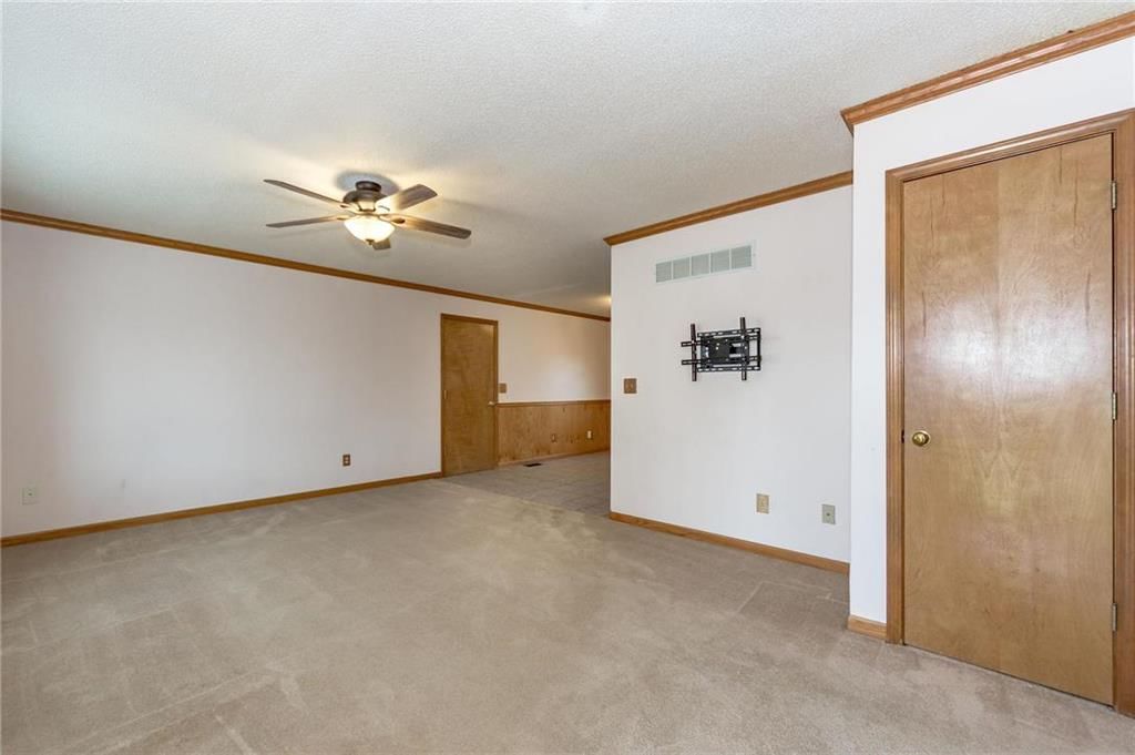 322 E Colleen Drive — photo 4
