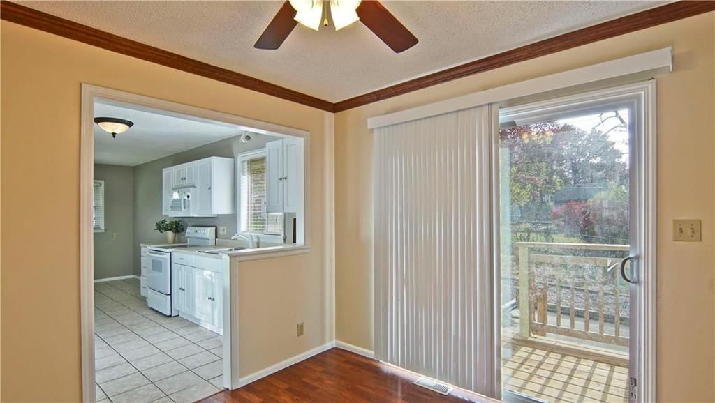 11823 Beacon Avenue — photo 8