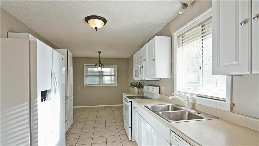 11823 Beacon Avenue — photo 9