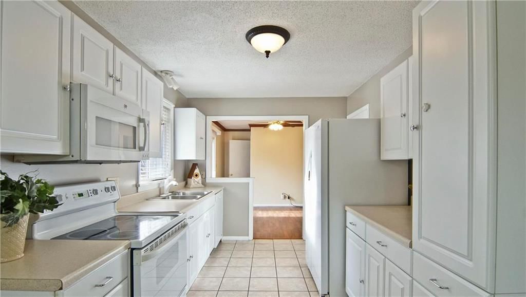 11823 Beacon Avenue — photo 10