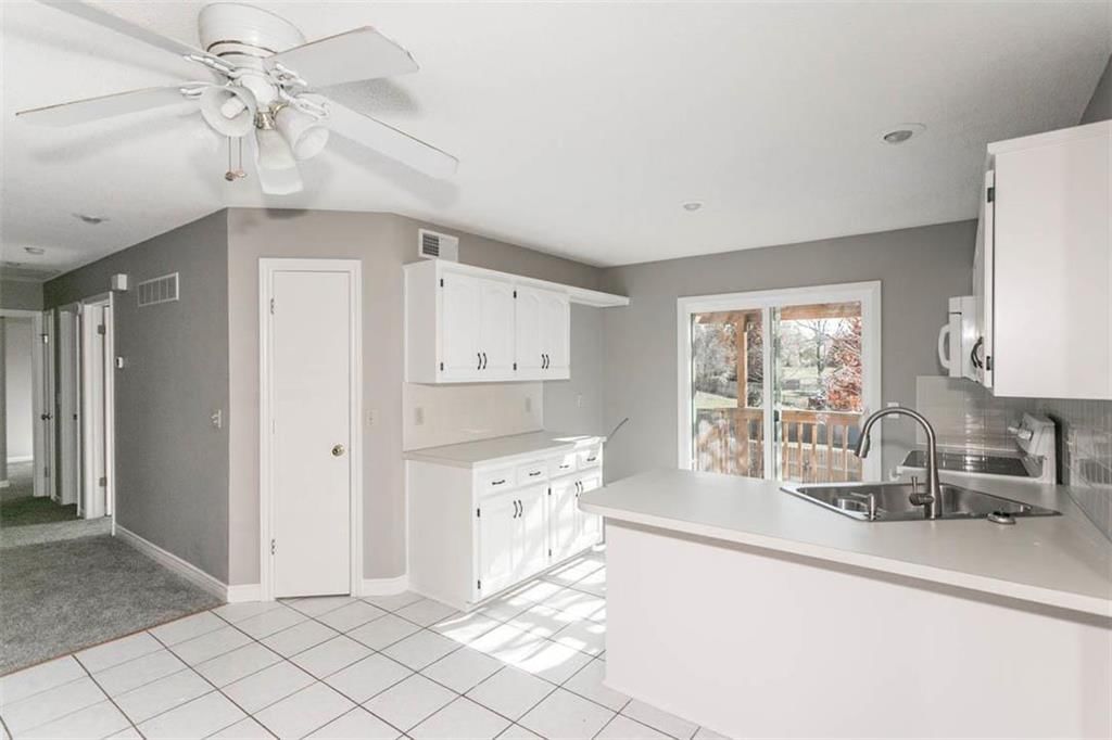 987 E New London Drive — photo 4