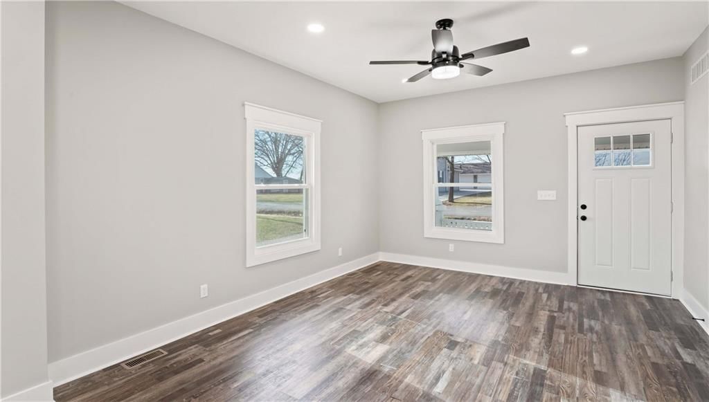 213 S Elm Street — photo 9