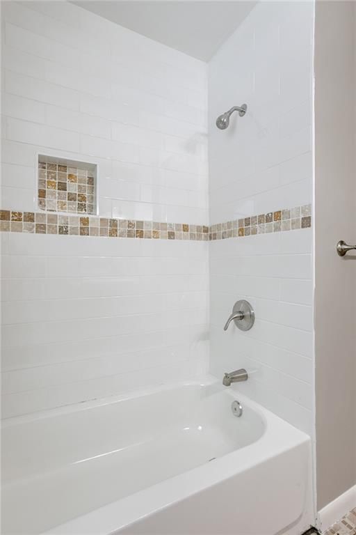 9413 White Avenue — photo 11