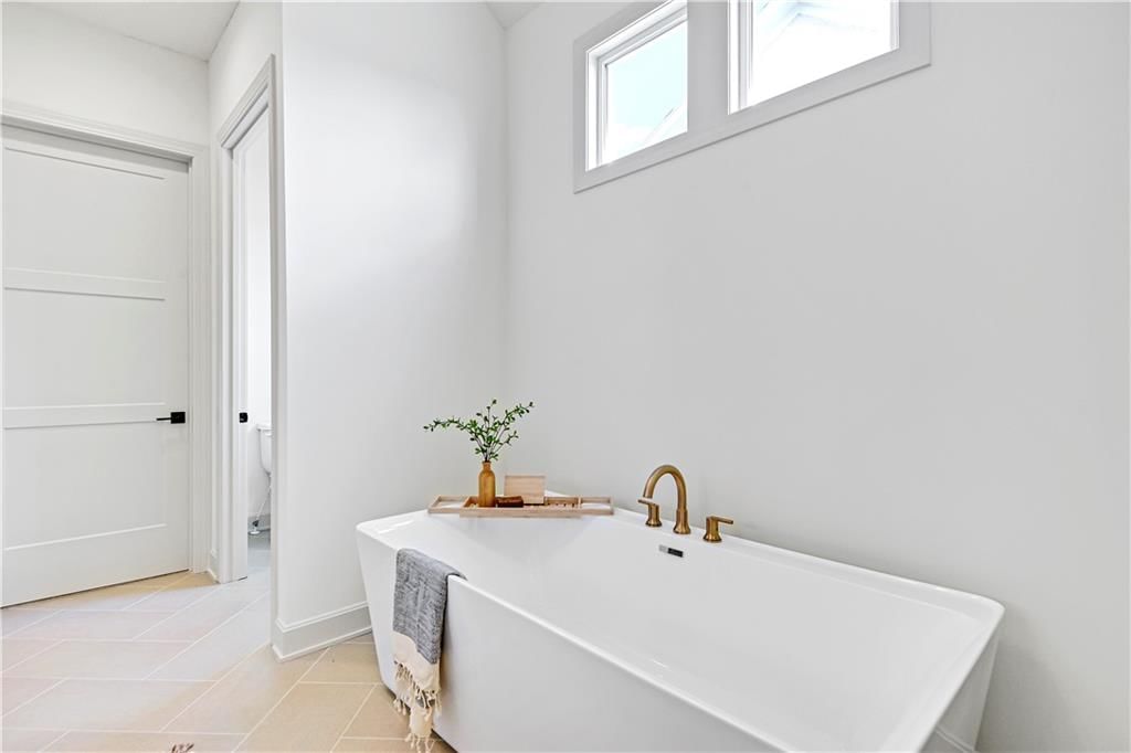 3807 W 158 Terrace — photo 35
