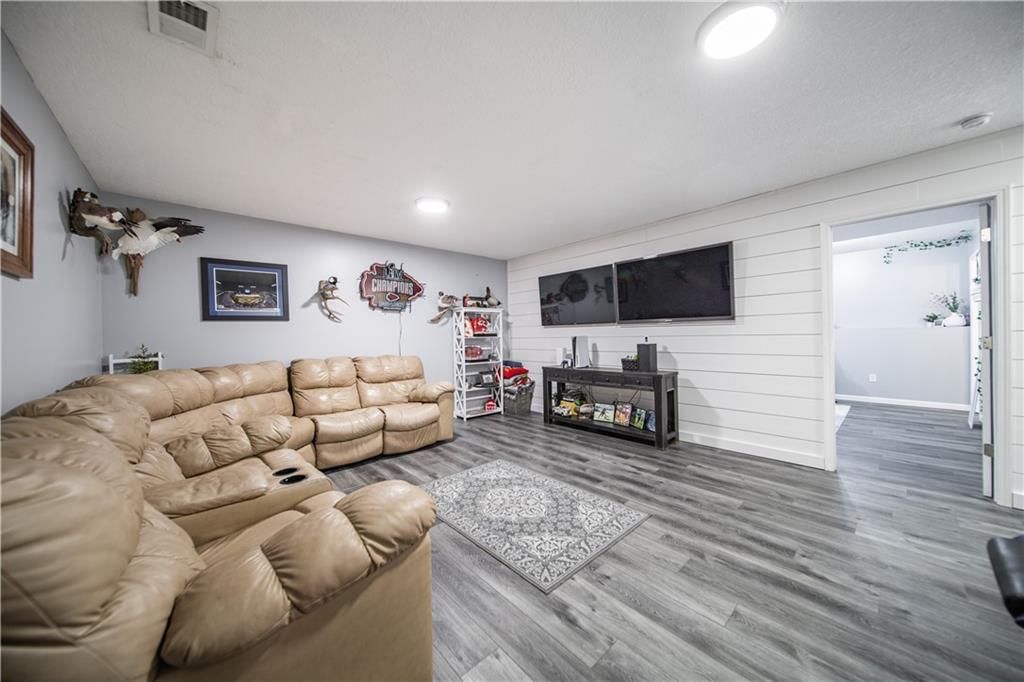 2210 Bateley Street — photo 37