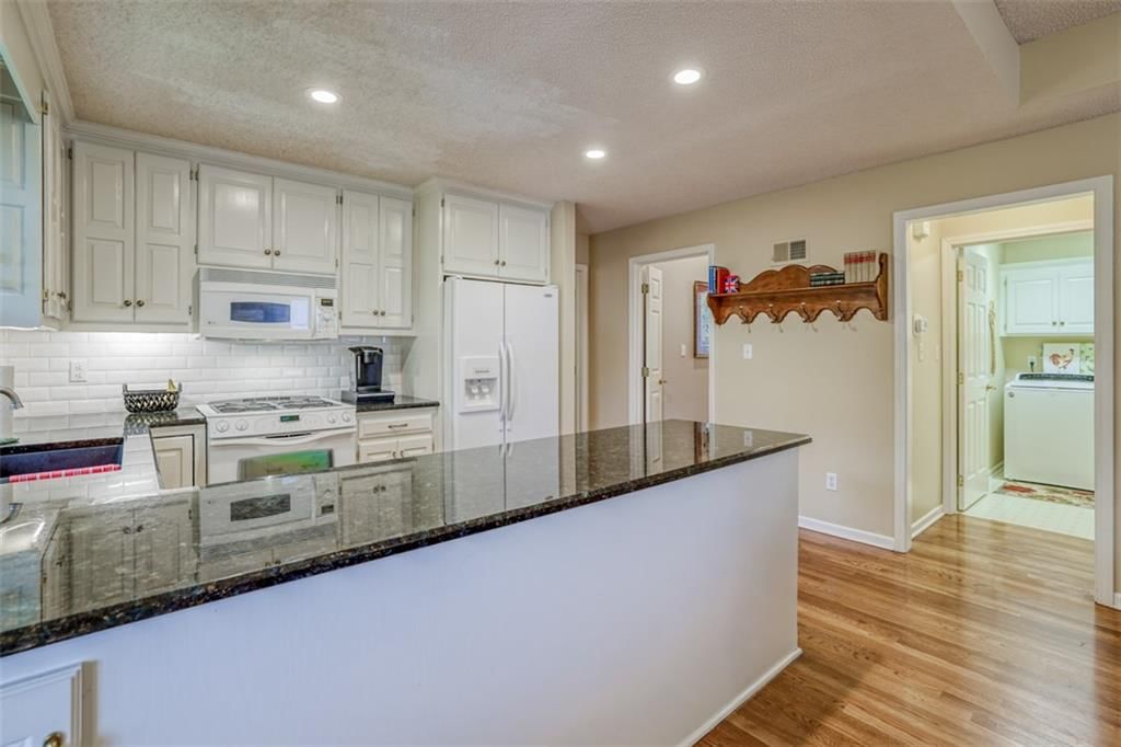 10829 BALTIMORE Avenue — photo 19