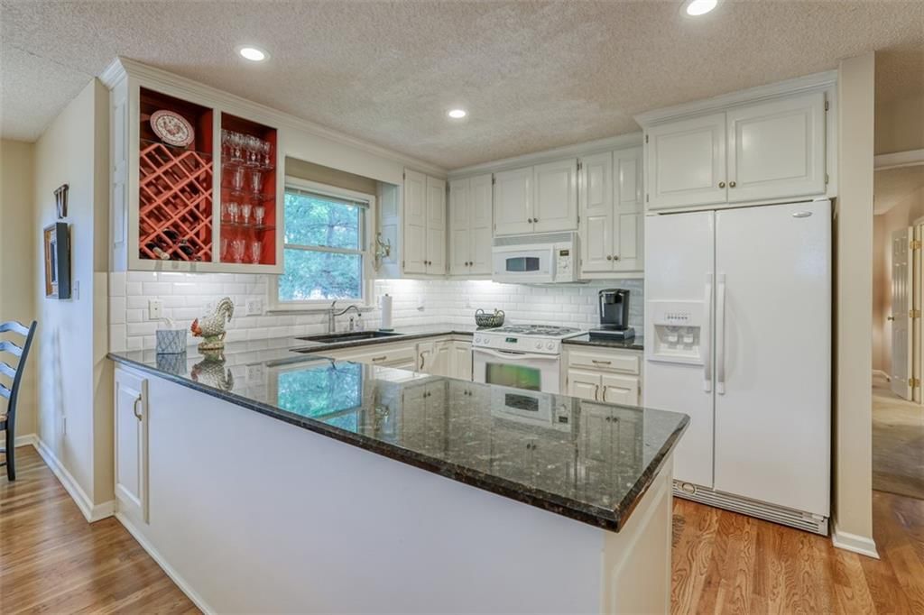 10829 BALTIMORE Avenue — photo 20