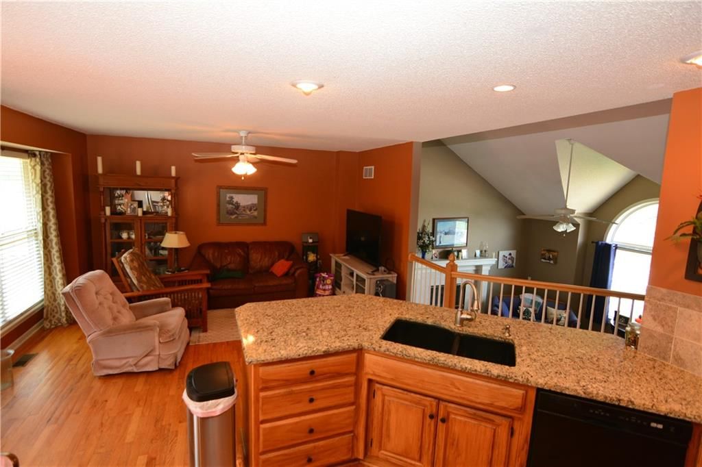 2033 SW Post Oak Road — photo 4