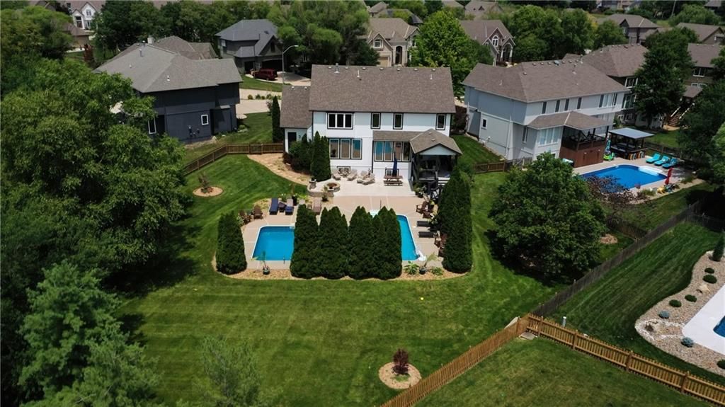 327 NE Lakes Edge Circle — photo 3