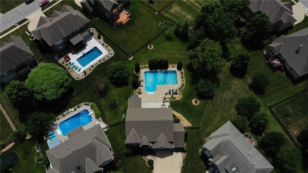 327 NE Lakes Edge Circle — photo 4