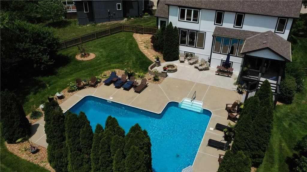 327 NE Lakes Edge Circle — photo 48