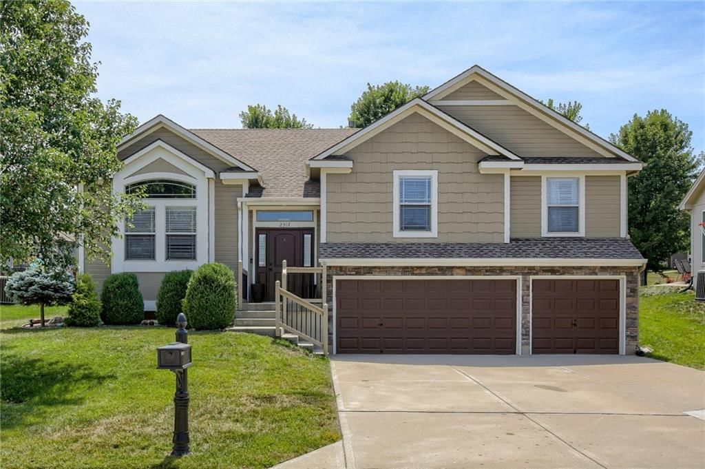 2317 NE OVERLAND Drive, Blue Springs, MO