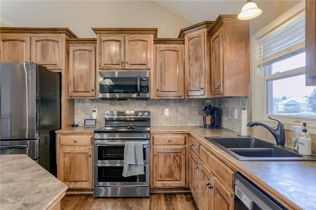 2317 NE OVERLAND Drive — photo 12