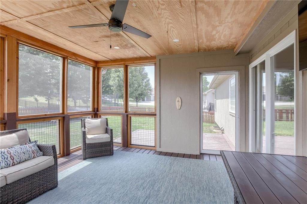 2317 NE OVERLAND Drive — photo 31