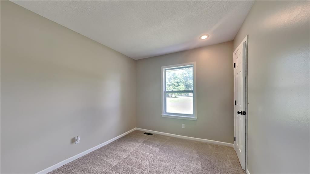 10500 N Baltimore Avenue — photo 6