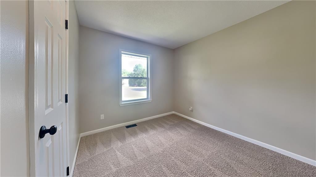 10500 N Baltimore Avenue — photo 7