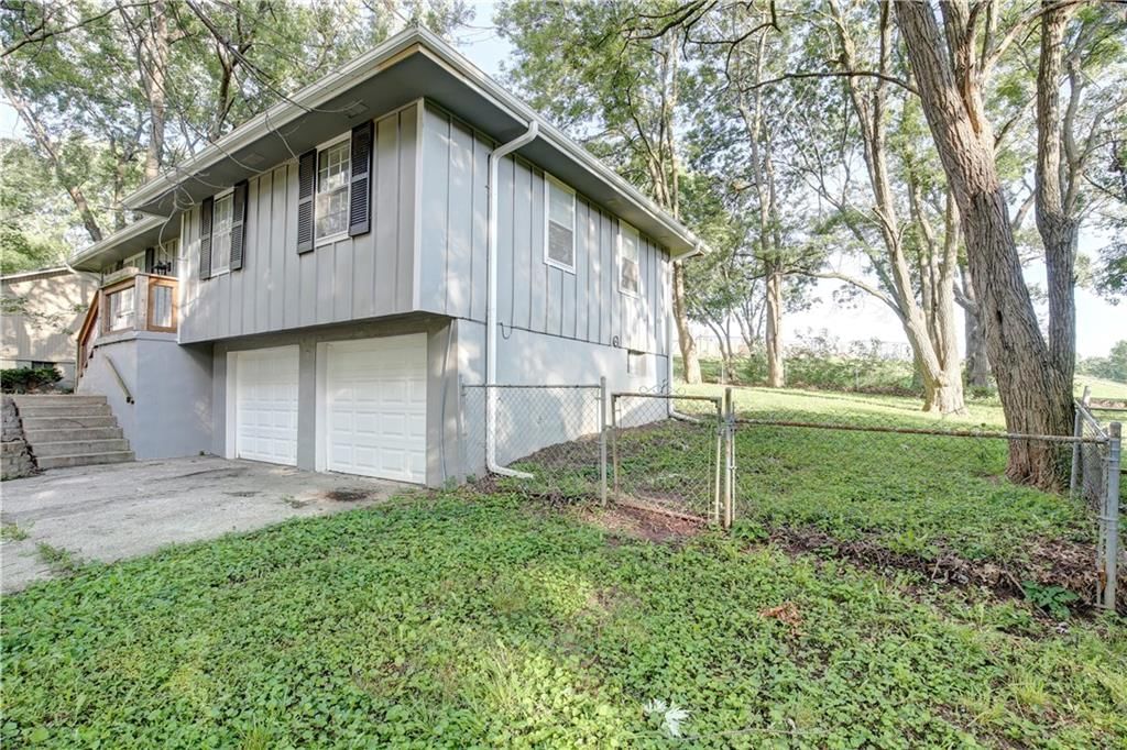 408 NE Lakeview Drive — photo 2
