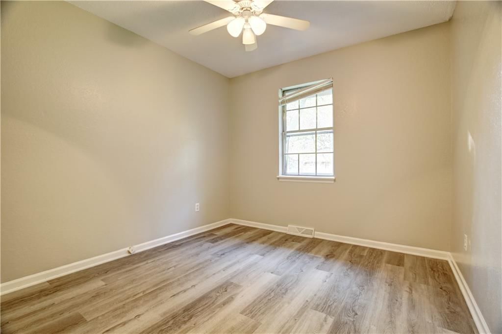 408 NE Lakeview Drive — photo 12