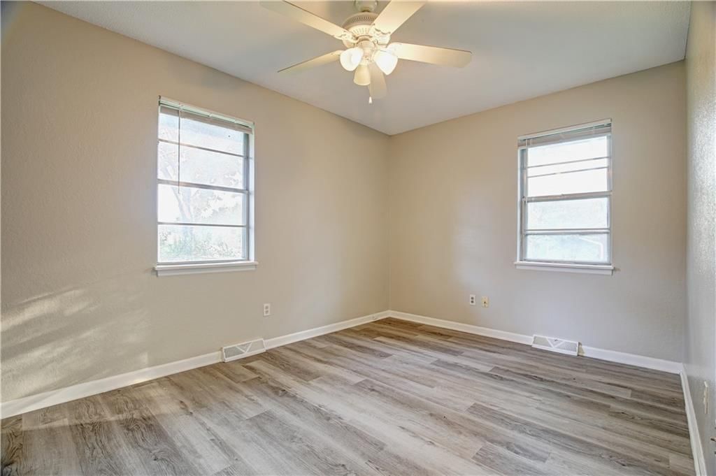 408 NE Lakeview Drive — photo 16