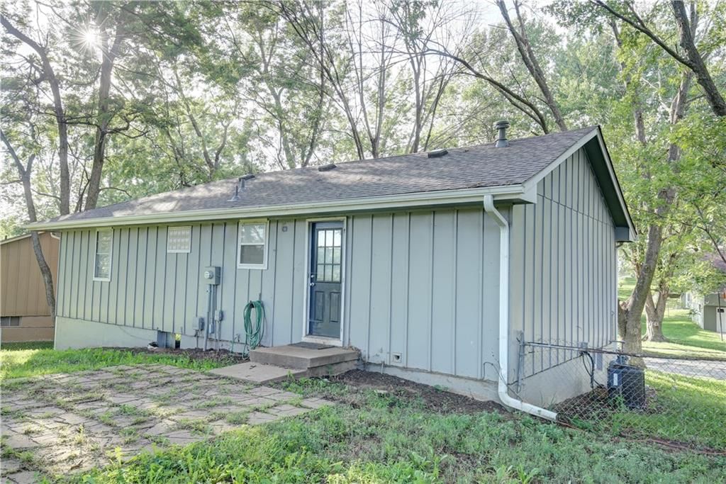408 NE Lakeview Drive — photo 3