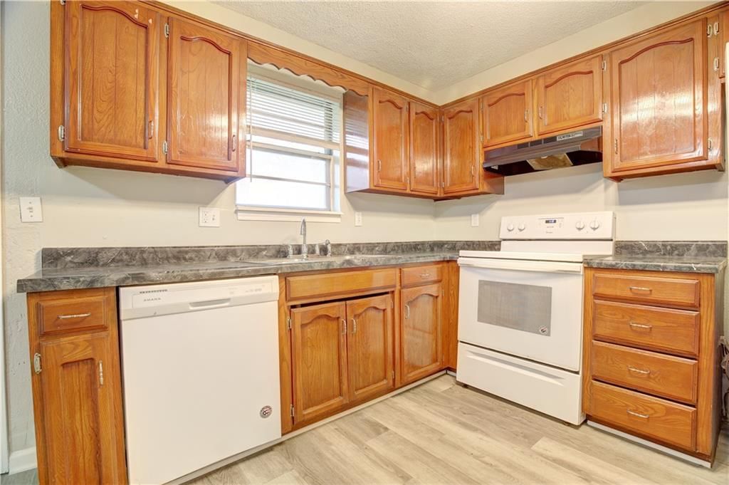 408 NE Lakeview Drive — photo 7