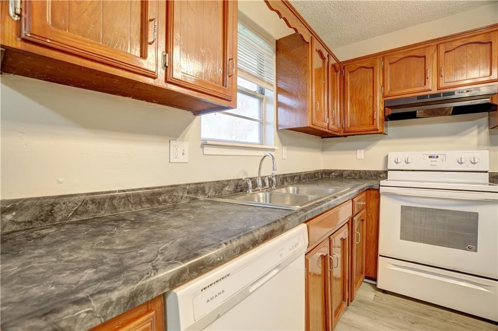 408 NE Lakeview Drive — photo 8