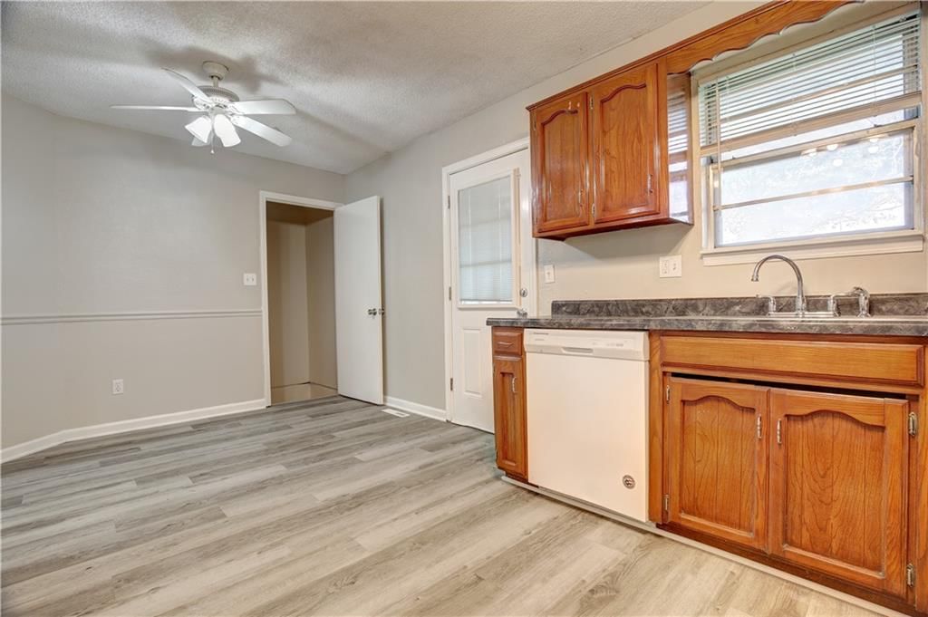 408 NE Lakeview Drive — photo 10