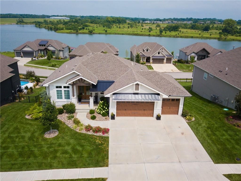 822 Bridgeshire Drive, Raymore, MO
