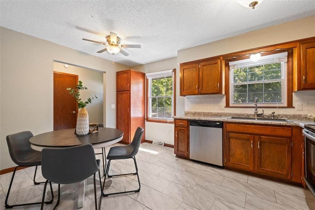 405 SW Keystone Drive — photo 11