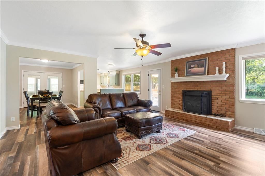 2736 E Madison Street — photo 11