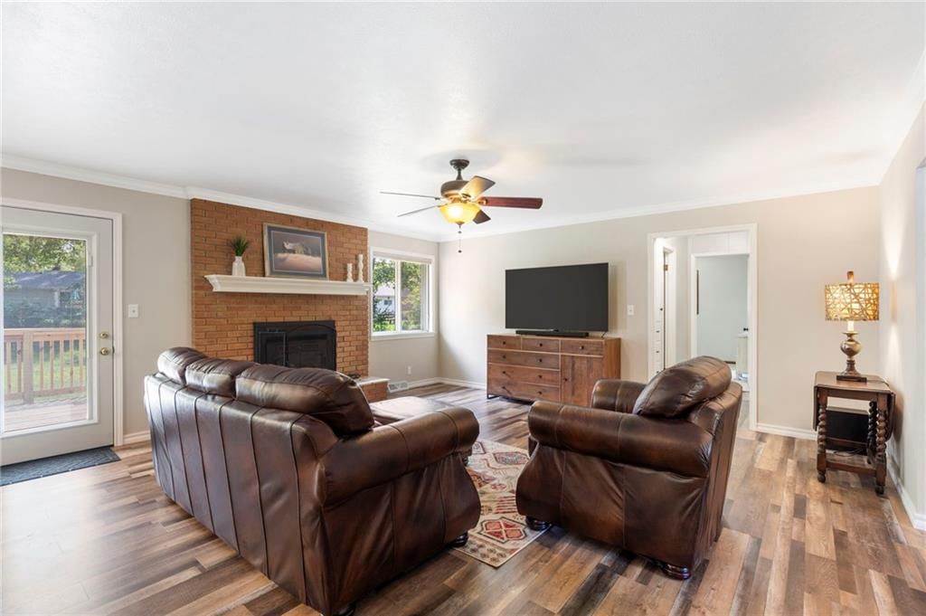 2736 E Madison Street — photo 8