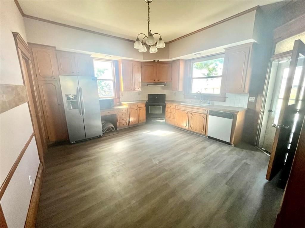 302 E 4TH Street — photo 3