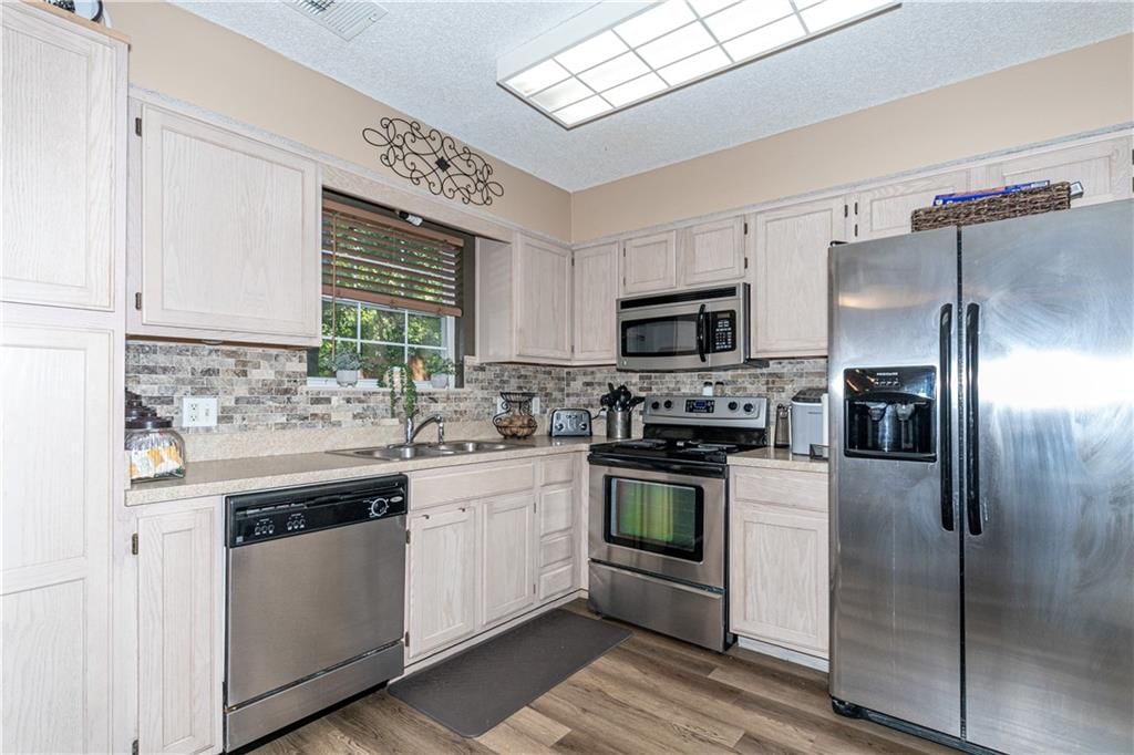 6032 NE MOONSTONE Drive — photo 13