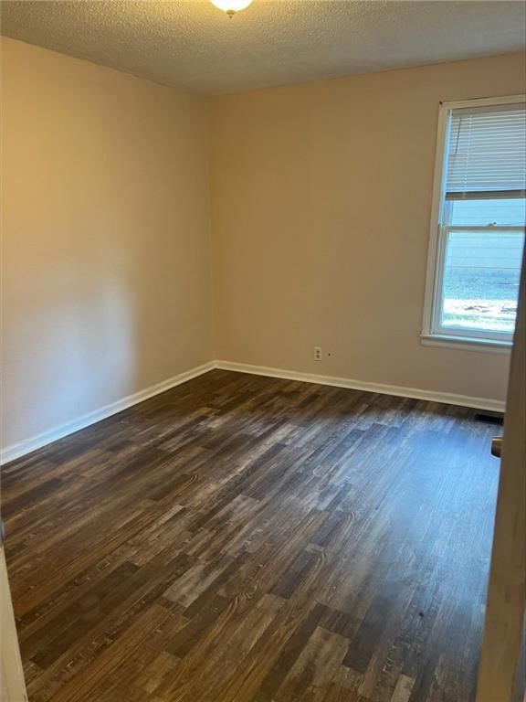 908 W 6th Street — photo 4