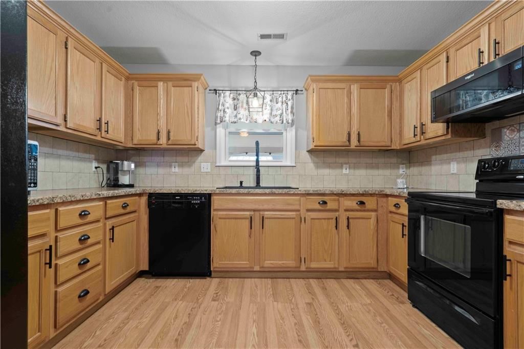 498 E 12th Terrace — photo 9