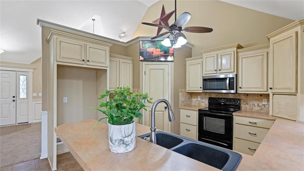 7709 DOVE Avenue — photo 8