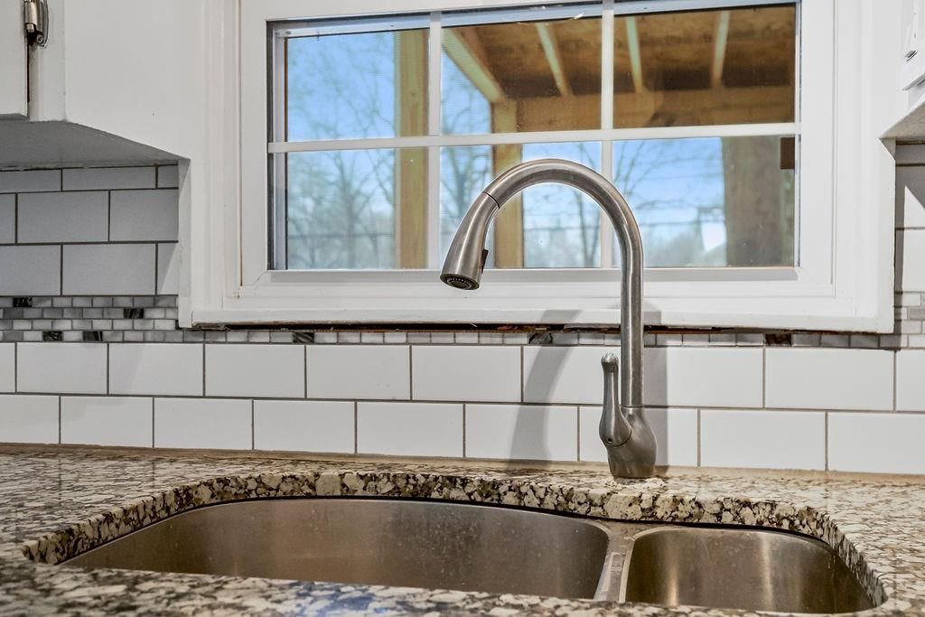 1264 W GREGORY Boulevard — photo 14