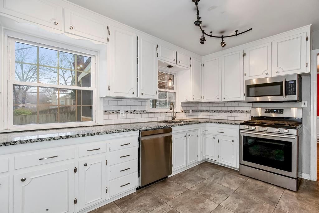1264 W GREGORY Boulevard — photo 15
