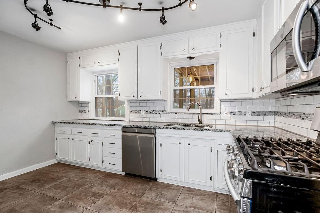 1264 W GREGORY Boulevard — photo 16