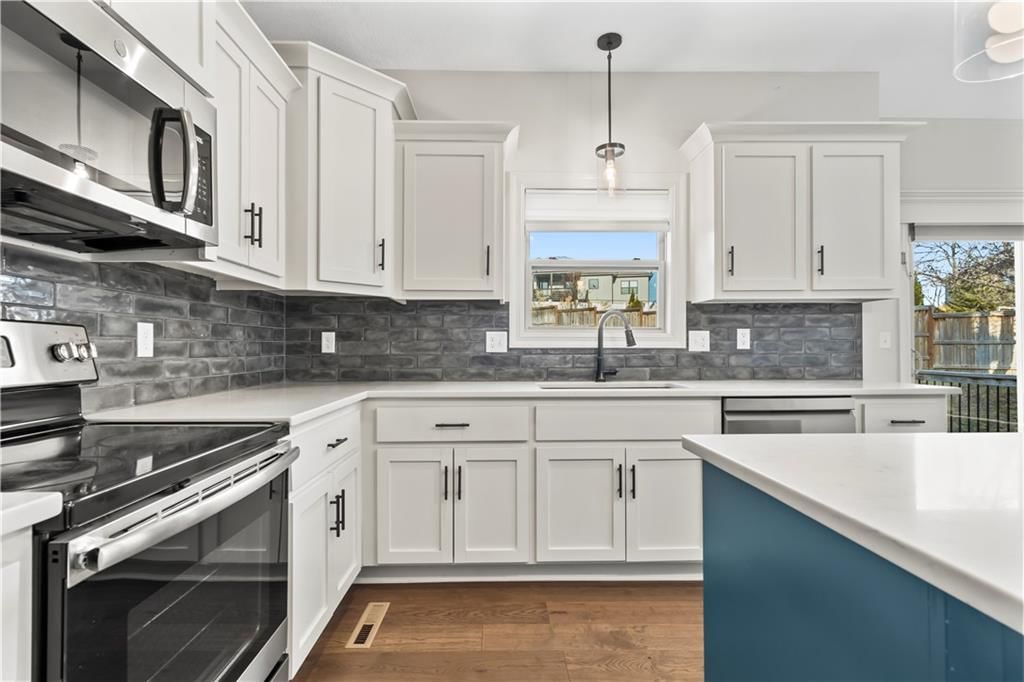 1404 NW Red Oak Court — photo 18